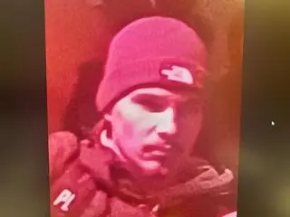 Policja publikuje wizerunek osób, które używały środki pirotechniczne na Marszu Niepodległości