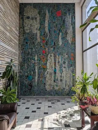 Mozaika w dawnym biurowcu PZL-WOLA