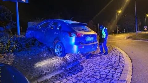Pijany kierowca wjechał w rondo 