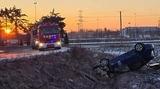 Kierowca pojazdu przewozu osób zjechał z drogi