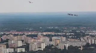 Przelot samolotów podczas godziny "W"