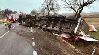 Samochód ciężarowy przewrócił się na bok na DK92 koło Sochaczewa