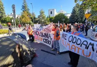 Ostatnie Pokolenie z namiotami przed Sejmem