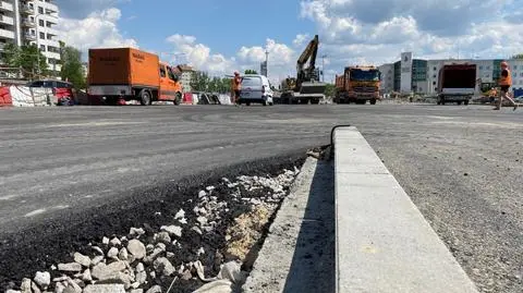 Prace wykończeniowe na nowej stacji metra. Przebudują skrzyżowanie przy ratuszu Bemowa