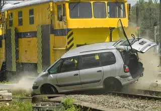 Kolejarze pokazali, jak lokomotywa miażdży auto