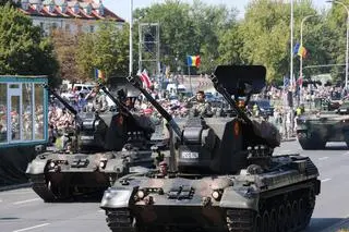 Sprzęt na defiladzie na Wisłostradzie 