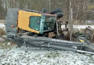 Wywrócił koparkę i ukrył się w lesie. Był pijany