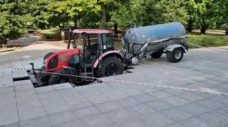 Traktor wjechał w fontannę