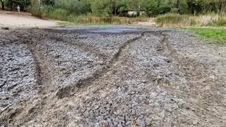 Jeżdżą autami po wyschniętym stawie 
