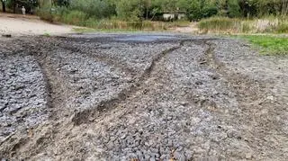 Staw wysechł, właściciele terenówek zaczęli rozjeżdżać dno