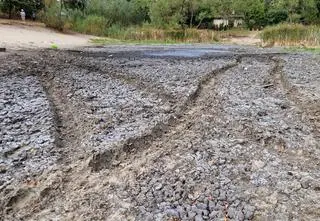 Staw wysechł, właściciele terenówek zaczęli rozjeżdżać dno