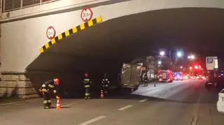 Auto dostawcze zaklinowało się pod wiaduktem