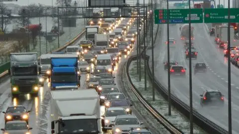 Obróciło ciężarówkę na S2. Śnieg paraliżował ruch