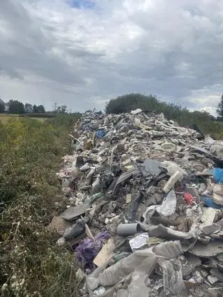 Droga gminna w miejscowości Sobiekursk zamieniona w śmietnik