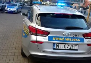 16-latek spał na schodach przy ulicy