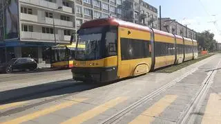 Nowe kontra stare. Na autobusie numer zgodny czcionką Frutiger, na tramwaju wersja historyczna