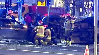 Wypadek w al. Solidarności. Auto na boku