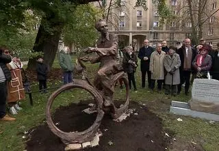 "Był kompasem, autorytetem". Odsłonięto pomnik Władysława Bartoszewskiego 