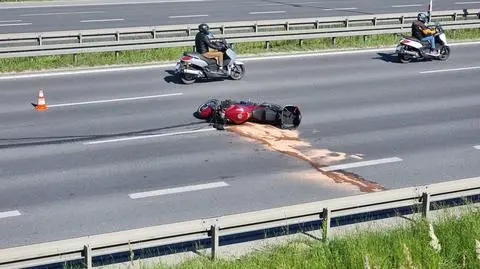 Motocyklista zginął na obwodnicy Janek. Strażacy byli świadkami wypadku, pierwsi ruszyli z pomocą