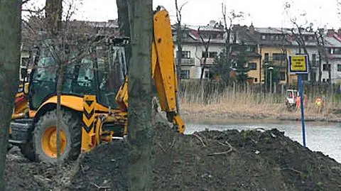 Dzielnica rewitalizuje stawy, ekolodzy idą do prokuratury