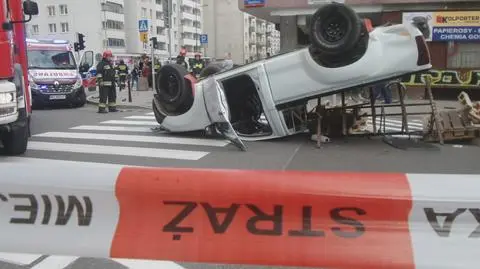 Pickup zderzył się z pogotowiem gazowym. Dachował, palety na jezdni