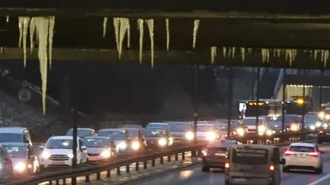 Sople nad jezdnią Trasy Łazienkowskiej (zdjęcie ilustracyjne)