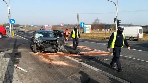 Wypadek na światłach na krajowej "siódemce". Trzy osoby ranne