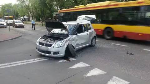 Zderzenie samochodu z autobusem. "Kierowcy byli trzeźwi"