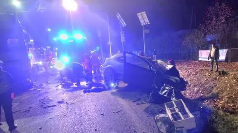 Kierowca opla był zakleszczony w aucie