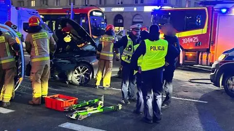 Wypadek w al. Solidarności. Auto na boku