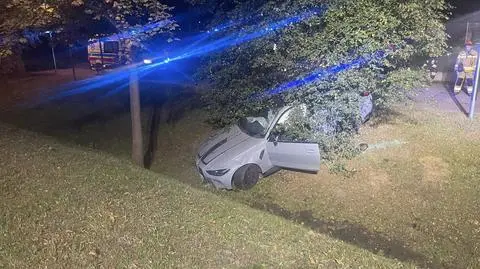 Sportowym autem zjechał z drogi i wpadł do rowu