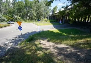 Wydeptana ścieżka prowadzi na wiadukt. Jest umowa, będą schody