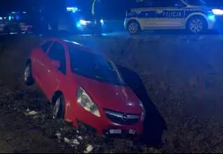 Pościg, uszkodzony radiowóz, ranny policjant. Padły strzały