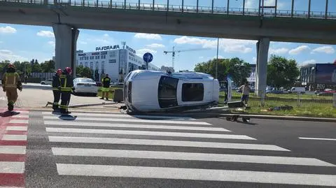 Po zderzeniu auto wylądowało na boku 
