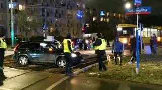 Auto utknęło na torowisku na Broniewskiego