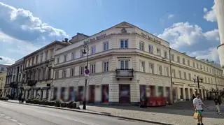 Oklejone okna w zabytkowej kamienicy