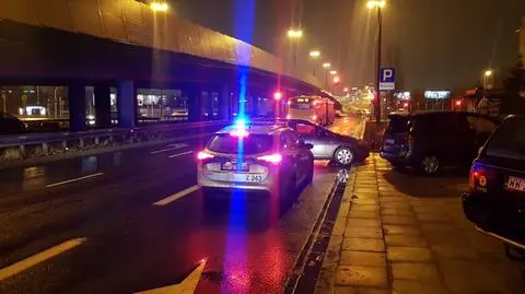 Nie zaciągnął ręcznego, auto stoczyło się na jezdnię
