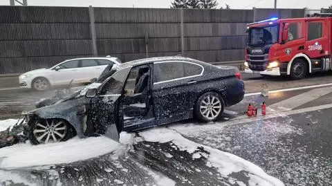 Pożar samochodu na trasie S8. Na czas akcji gaśniczej trasa była zablokowana