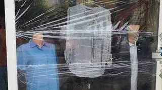 75-latek wybił szybę m.in. w sklepie odzieżowym