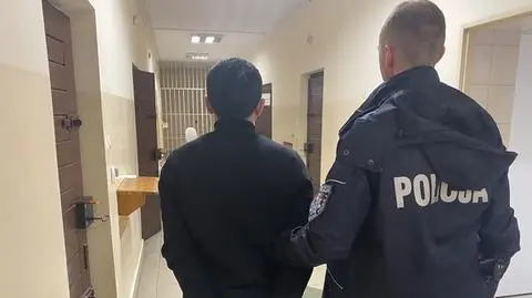 Policjant z zatrzymanym mężczyzną 