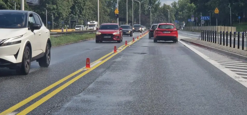 Dodatkowe oznaczenia na remontowanym odcinku Wisłostrady, niedawno zginęli tu ojciec z synem