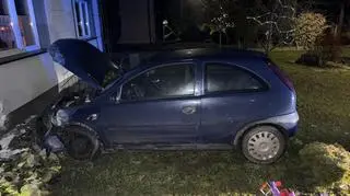 Kierująca uderzyła autem w budynek