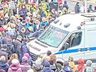 Policjanci pomogli mężczyźnie, który zasłabł podczas zgromadzenia