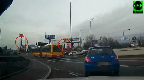 "Bezmyślne łamanie przepisów". Znów autobus na czerwonym