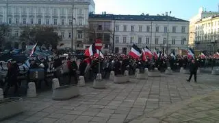 Kibice Polonii idą przez miasto