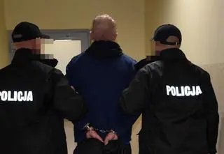 Właz prowadził do piwniczki, ukrył się tam przed policją 