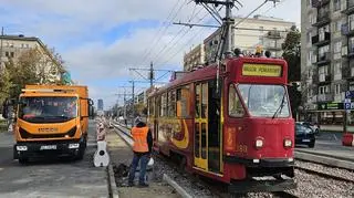 Tramwaj pomiarowy na remontowanym torowisku