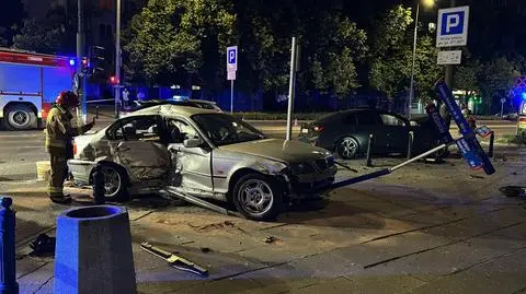 Nocna kolizja na skrzyżowaniu. "Uderzenie boczne, auto wpadło na chodnik"