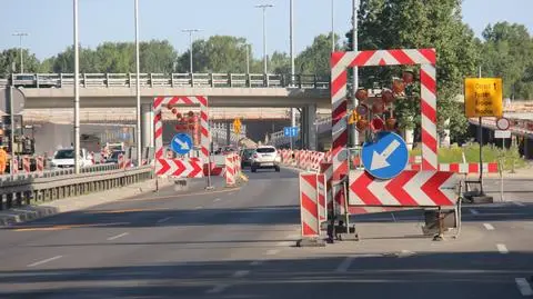 Wąsko na Wisłostradzie. Wymieniają nawierzchnię