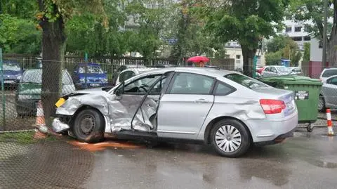 Wypadek na Wołoskiej. Samochody wypadły z jezdni